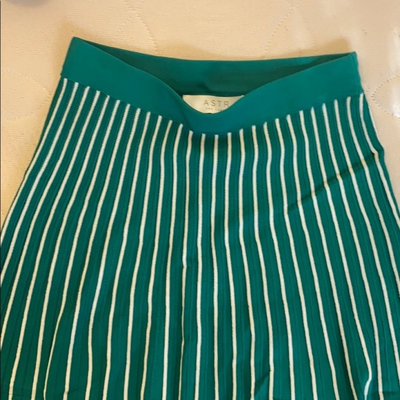 ASTR the label Yuri Pleated Midi Skirt - Picture 4 of 5